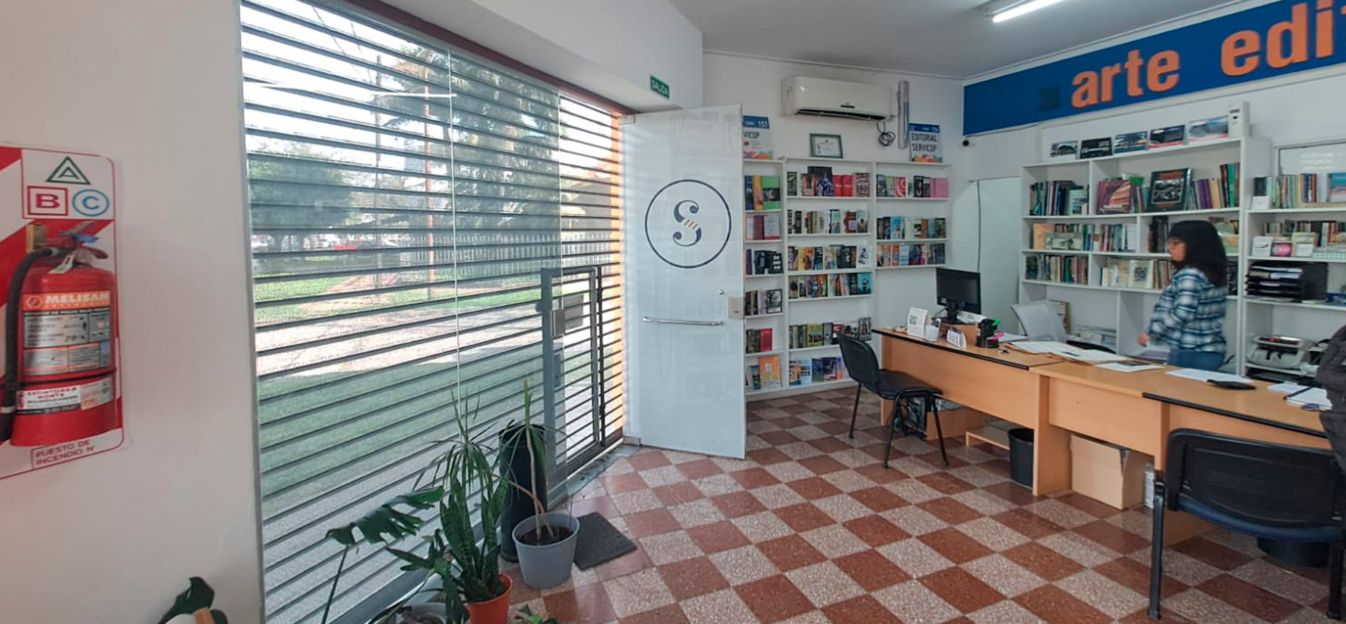 Departamento con local en venta en La Plata, 3 habitaciones, 1 ba&ntilde;o con cochera