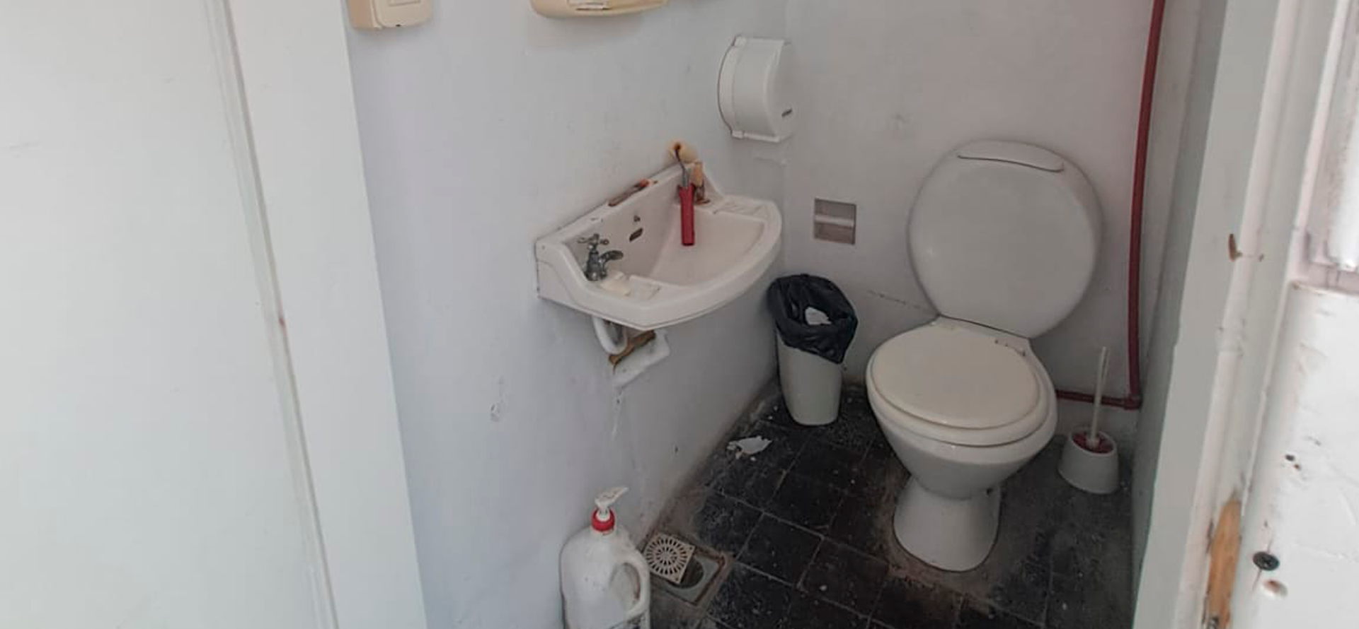 Departamento con local en venta en La Plata, 3 habitaciones, 1 ba&ntilde;o con cochera