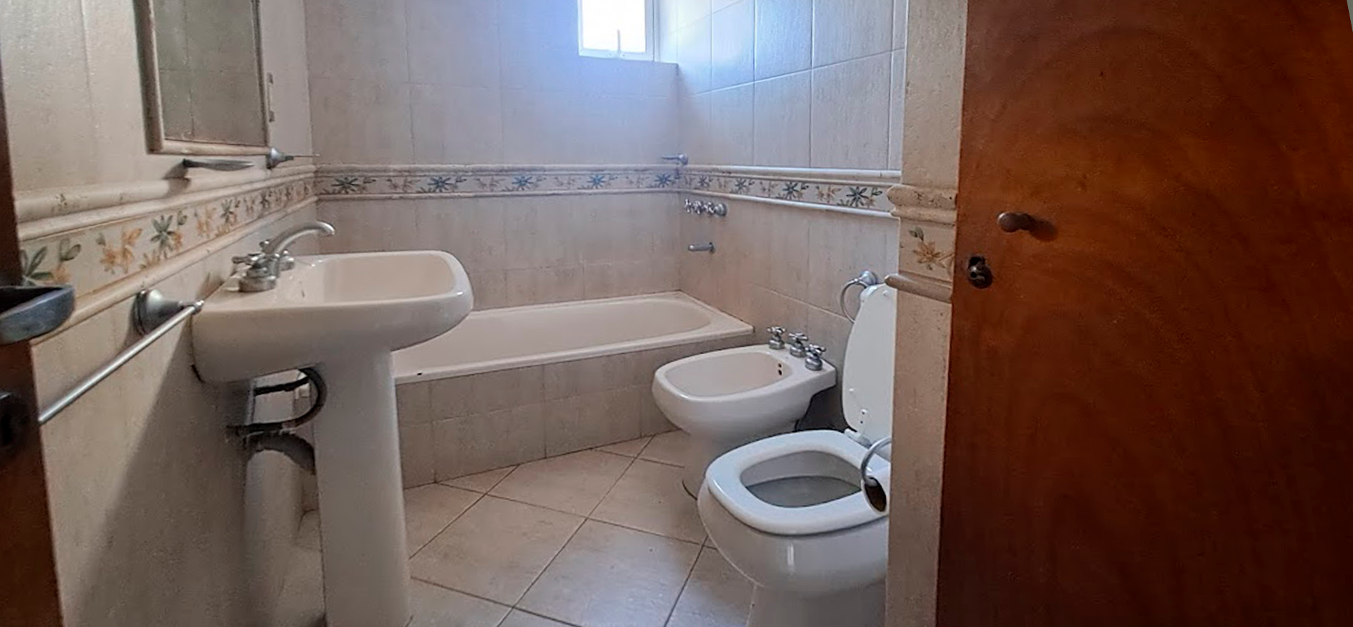Departamento en venta en La Plata, 115m2, 3 habitaciones, 2 ba&ntilde;os con cochera