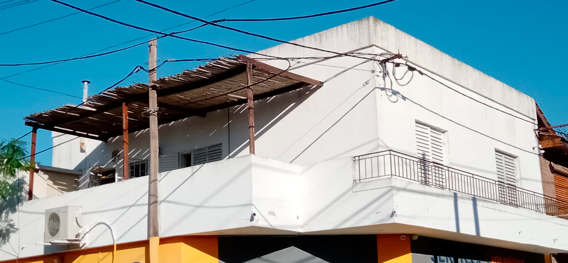Departamento con local en venta en La Plata, 3 habitaciones, 1 ba&ntilde;o con cochera