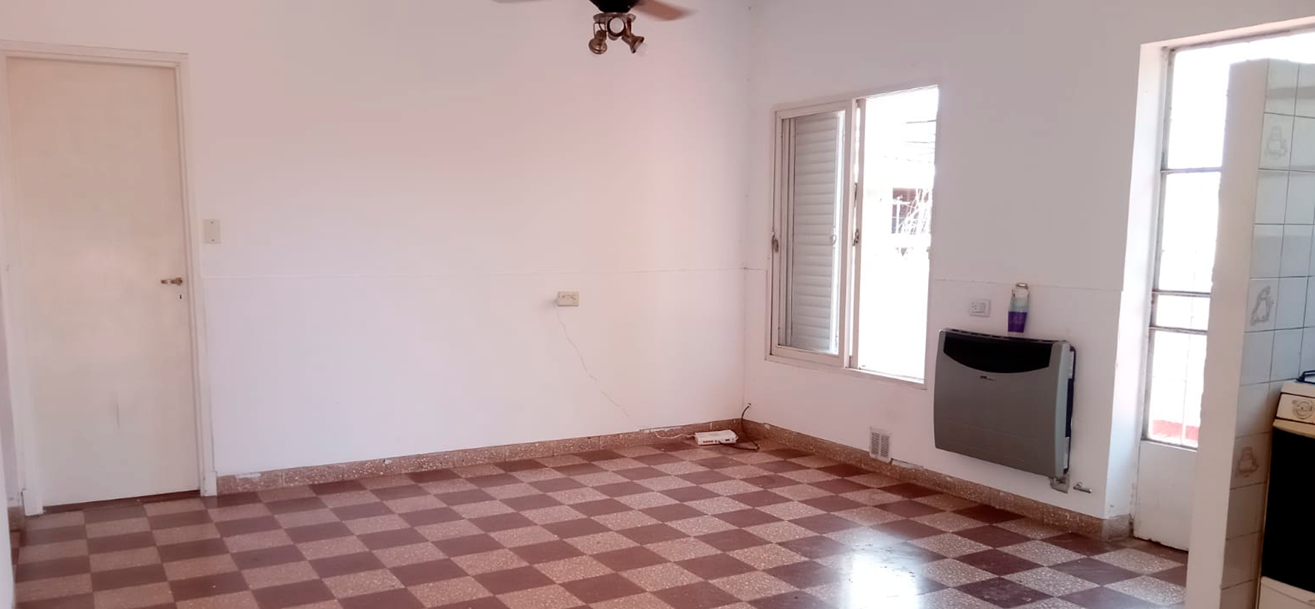 Departamento con local en venta en La Plata, 3 habitaciones, 1 ba&ntilde;o con cochera