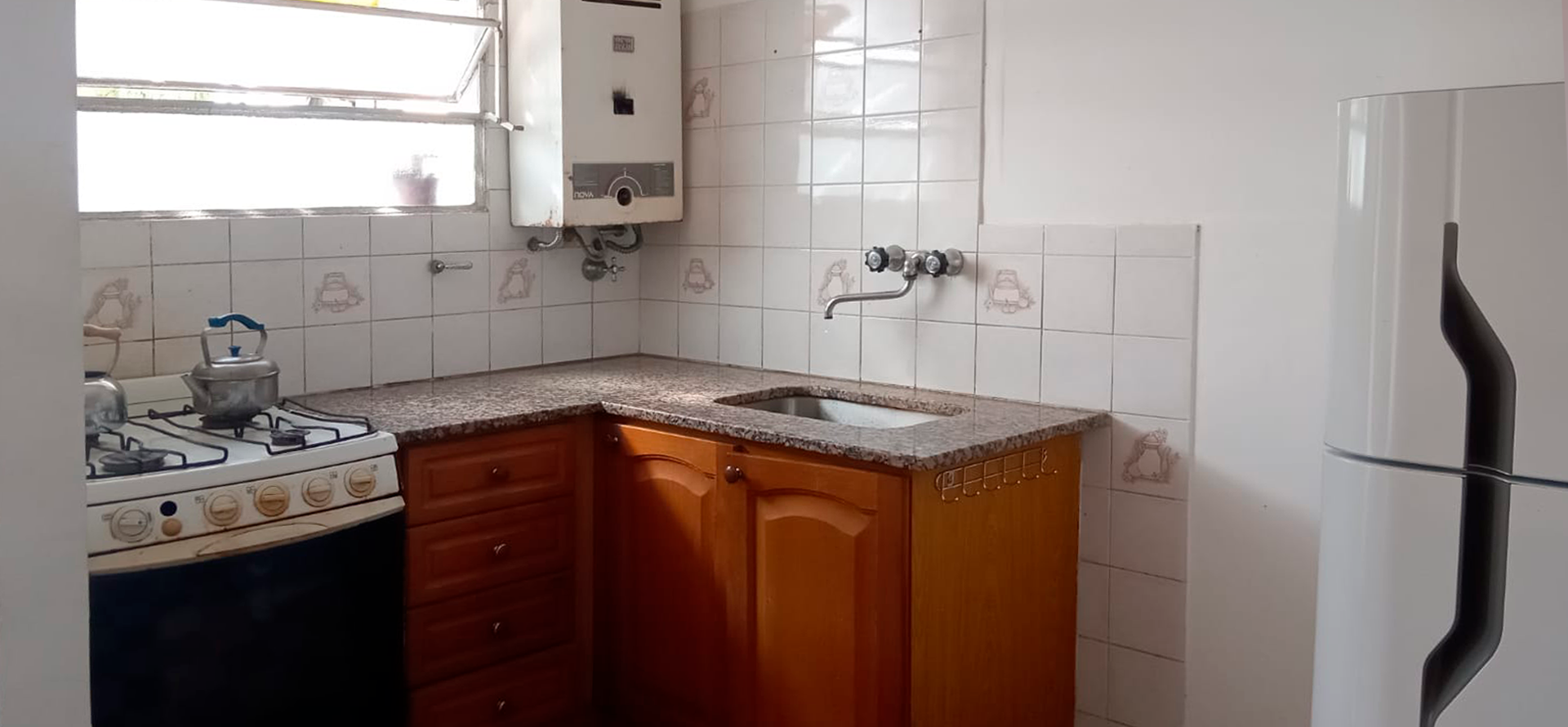 Departamento con local en venta en La Plata, 3 habitaciones, 1 ba&ntilde;o con cochera